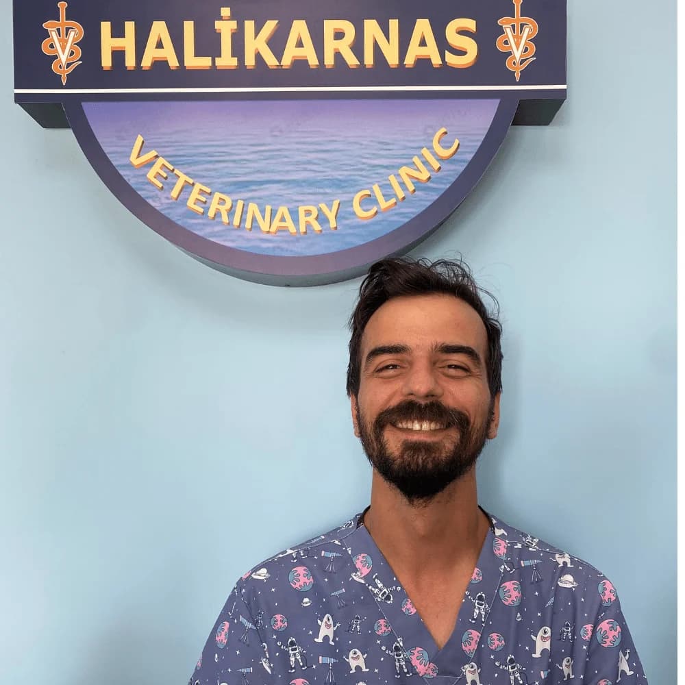 Halikarnas Veteriner Kliniği tabelasının önünde veteriner hekim